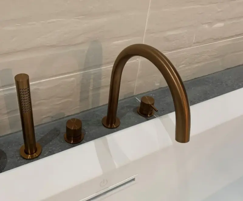 Waterevolution Flow 4-gats Badkraan voor Badrandmontage volledig PVD geborsteld koper T138CPE