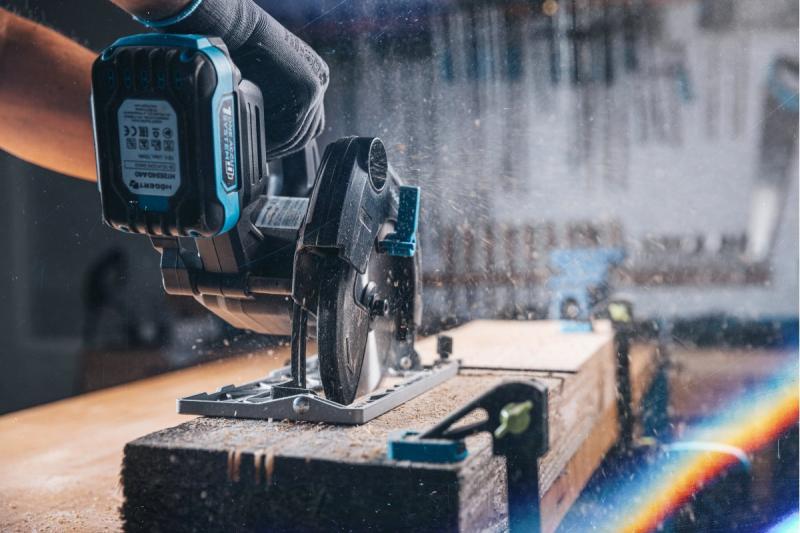 HÖGERT accu cirkelzaag, 18V, zonder accu, stofzuigeraansluiting