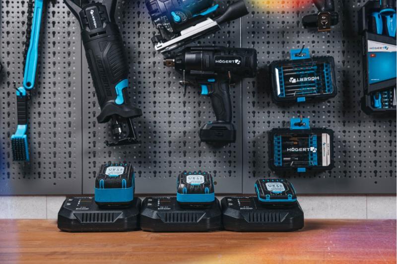 HÖGERT acculader 4A 18V