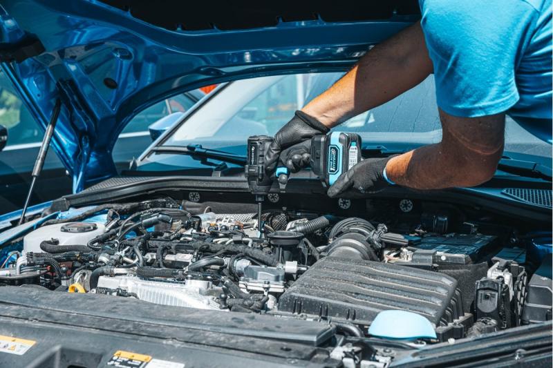 HÖGERT Brushless accu-strijkijzer 18V, set met accu, oplader en accessoires