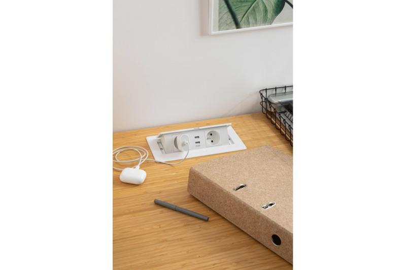 Zachte uitschuifbare stopcontactmodule.