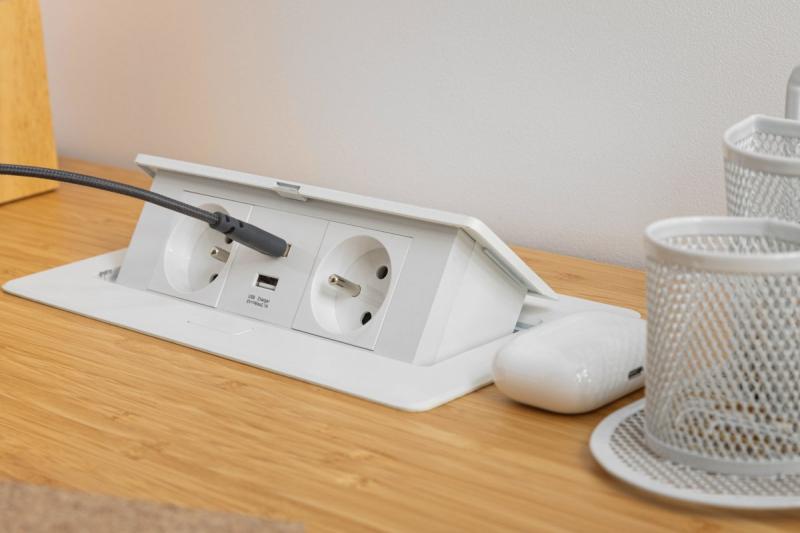 Zachte uitschuifbare stopcontactmodule.