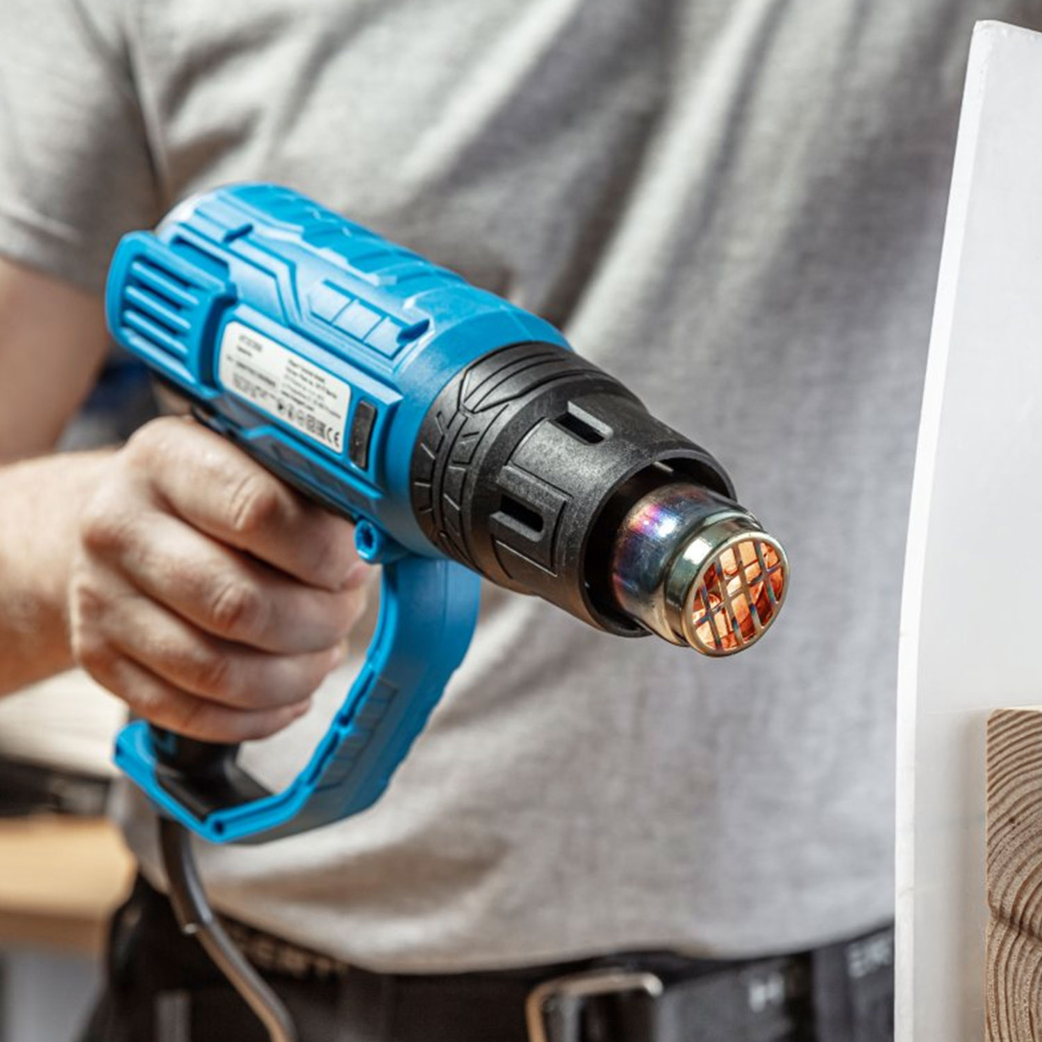 Van Heteluchtpistool tot Tegellifter: Elektrisch Gereedschap dat Tijd Bespaart en Resultaten Verfijnt